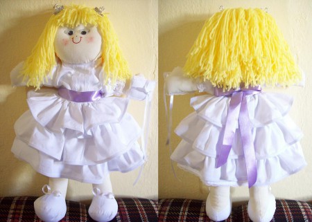 Lindinha de vestido branco R$ 50,00. 
