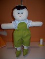 Bonequinho de pano com macacão. 